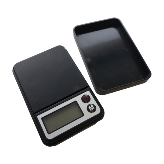 MCD19_McDart_Mini_Waage_2 Das Bild zeigt die McDart Mini Waage mit abnehmbarem Deckel. Die Waage besitzt ein digitales Display und zwei Funktionstasten.