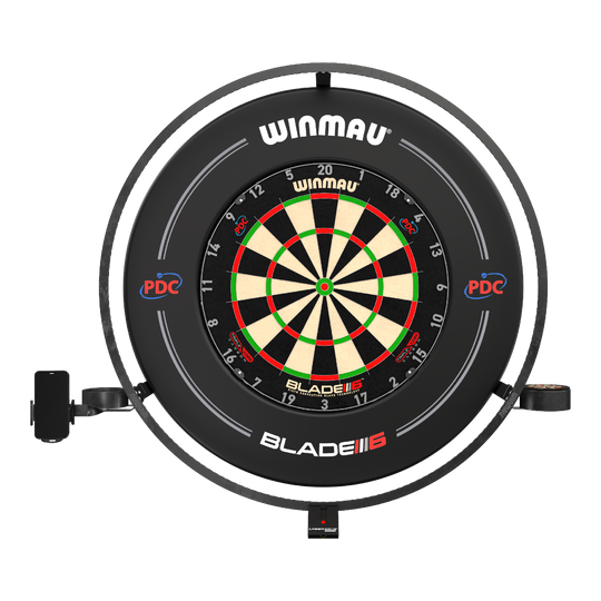 Juego de accesorios de plasma Winmau Das Bild zeigt das Produkt "Winmau Plasma Zubehör Set" mit einer Dartscheibe und einem umgebenden LED-Leuchtring. Das Set ist für professionelles Dartspielen geeignet und trägt das PDC-Logo.