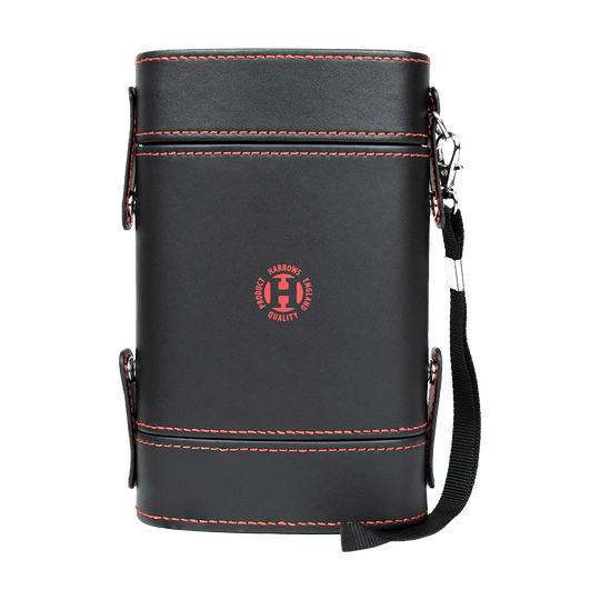 HRT-16402_Harrows_Prima_Dartcase_Red_2 Das Bild zeigt ein Harrows Prima Dartcase in schwarzer Farbe mit roter Naht. In der Mitte befindet sich ein rundes Harrows-Logo, und an der Seite ist ein schwarzer Trageriemen befestigt.