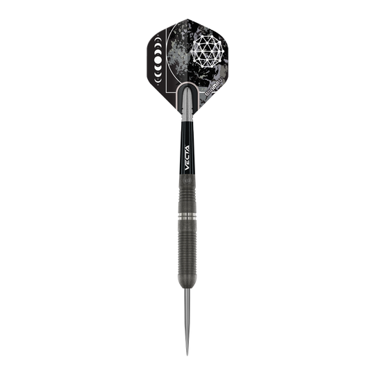 Dardos de acero Winmau Callisto 03 Das Bild zeigt einen Winmau Callisto 03 Steeldart. Der Dart ist schwarz mit einem auffälligen, geometrischen Muster auf dem Flight.