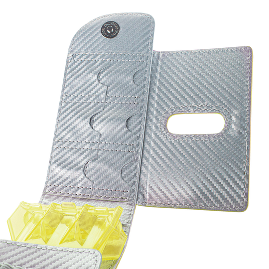 66348_Bulls_SECC_Dartcase_Yellow_2 Das Bild zeigt das geöffnete Bulls SECC Dartcase aus silbernem, strukturiertem Material. Im Inneren sind Fächer für Dartzubehör und gelbe transparente Halterungen zu sehen.