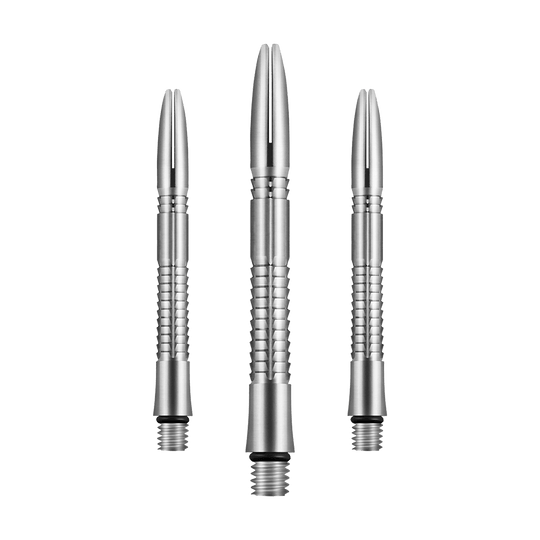 Flechas de titanio Shot Mako Das Bild zeigt drei silberne Dartschäfte aus Titan, die nebeneinander angeordnet sind. Sie haben eine geriffelte Oberfläche und sind am unteren Ende mit einem Gewinde versehen.