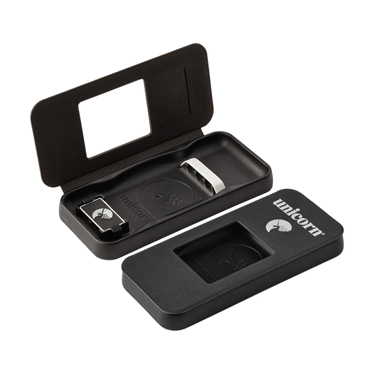 Unicorn_Icon_Case4AngY8rMK0MmH Das Bild zeigt eine schwarze Aufbewahrungsbox der Marke Unicorn für Softdarts. Auf dem Deckel steht das Logo "unicorn" mit einem Einhornsymbol.