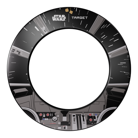 Dieses Bild stellt das Target Star Wars Millennium Falcon Surround Board Bundle dar. Das Design kombiniert klassische Dartscheiben mit Details des Millennium Falcon aus Star Wars.