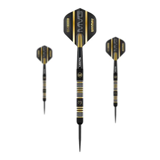 Winmau Michael Van Gerwen Trilogía Dardos de acero Das Bild zeigt drei schwarze Steeldarts mit goldenen und silbernen Akzenten. Auf den Flights steht groß "MVG" und "Winmau".
