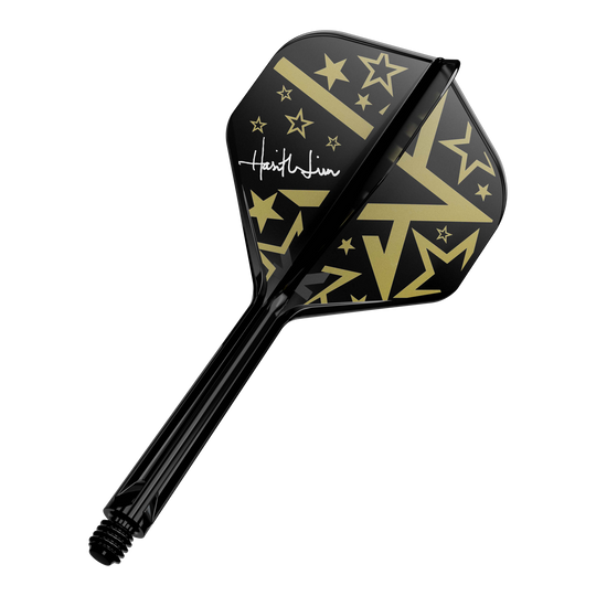 Sistema de eje de vuelo estándar Target Japan K-Flex Hot Shot No2 Dies ist ein schwarzer Dartschaft mit einem Flight in Schwarz und Gold. Das Flight-Design zeigt goldene Sterne und geometrische Muster sowie eine weiße Unterschrift.