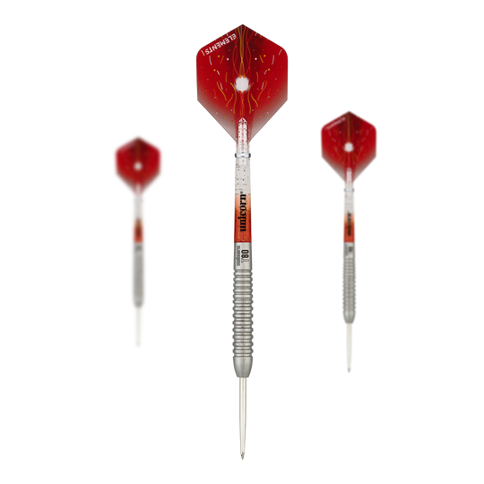 Dardos de acero Unicorn Core XL Striker Style 5 Das Bild zeigt drei Steeldarts des Produkts "Unicorn Core XL Striker Style 5". Die Darts haben rote Flights und einen silbernen, geriffelten Schaft.