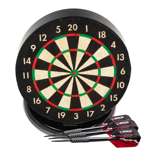 Juego de dardos de escritorio mini sin piedad Das Bild zeigt das Produkt "Ruthless Mini Desktop Dartboard Set" mit einer kleinen Dartscheibe. Vor der Scheibe liegen drei schwarze Dartpfeile mit roten Flights.