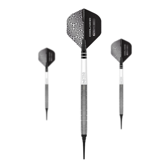 Dardos blandos Red Dragon Luke Humphries TX1 - 20 g Das Bild zeigt drei Red Dragon Luke Humphries TX1 Softdarts mit einem Gewicht von 20g. Die Darts haben schwarze Flights mit geometrischem Muster und silber-schwarze Schäfte.