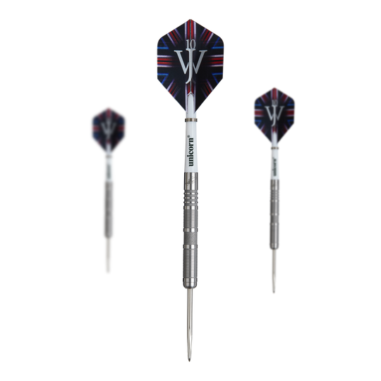 Dardos de acero Unicorn James Wade The Machine Range Phase 4 Das Bild zeigt drei Steeldarts aus der "Unicorn James Wade The Machine Range Phase 4" Serie. Die Darts haben silberne Spitzen und auffällige Flights mit einem weißen "JW"-Logo.