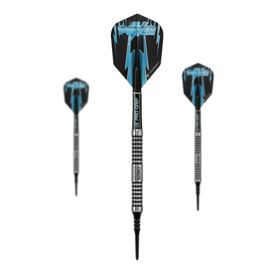 Target Phil Taylor Power 8zero Softdarts Das Bild zeigt drei Softdarts der Marke "Target Phil Taylor Power 8zero". Die Darts haben schwarze Flights mit blauen Blitzen und silberne Griffe.