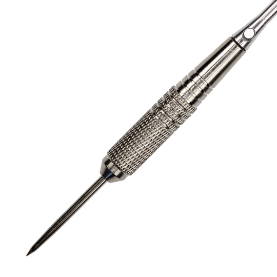 MCST7_McDart_Nickel_Silver_Steeldarts_2 Das Bild zeigt einen McDart Nickel Silver Steeldart. Der Dartpfeil besteht aus silbernem Metall mit einer geriffelten Griffzone für besseren Halt.