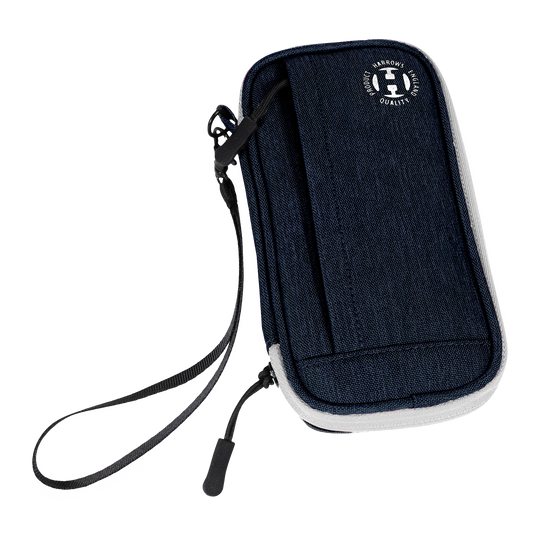 Cartera inteligente Harrows Dartcase Dies ist ein blaues Dart-Etui mit einer Handschlaufe. Auf der Vorderseite befindet sich ein rundes Harrows-Logo.