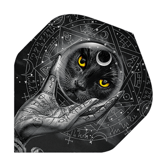 Alchemy Grimalkins Glass No2 Vuelos Estándar Das Bild zeigt eine schwarze Katze mit leuchtend gelben Augen in einer Glaskugel, die von einer mit Symbolen verzierten Hand gehalten wird. Im Hintergrund sind mystische Zeichen und Symbole zu sehen.