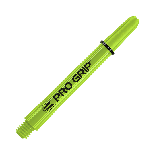 Auf dem Bild ist ein limegrüner Pro Grip Dart-Schaft zu sehen. Er hat eine Länge von 48 mm und trägt die Aufschrift "PRO GRIP" in schwarzer Farbe.
