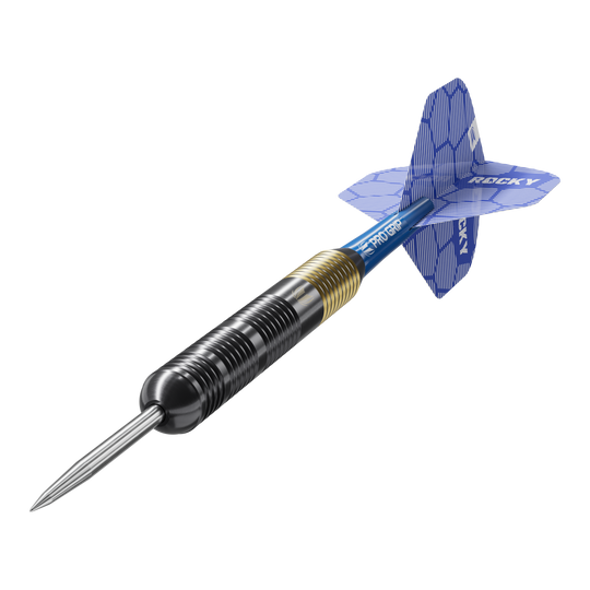 Dardos de acero y latón Target Josh Rock - 22 g Das Bild zeigt einen Target Josh Rock Brass Steeldart mit einem Gewicht von 22g. Der Dart hat eine messingfarbene und schwarze Spitze sowie blaue Flights mit der Aufschrift "ROCKY".