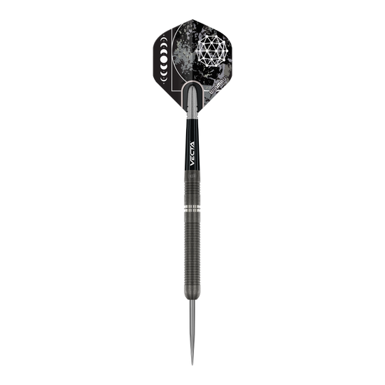 Dardos de acero Winmau Callisto 01 Das Bild zeigt einen Winmau Callisto 01 Steeldart. Der Dartpfeil hat ein modernes Design mit schwarzen und silbernen Elementen sowie auffälligen Grafiken auf dem Flight.