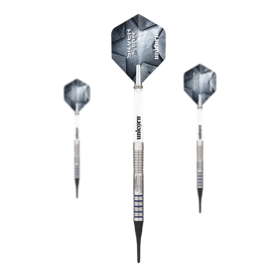 Dardos blandos Unicorn Silver Star Var.2 Gary Anderson Das Bild zeigt drei Softdarts des Modells "Unicorn Silver Star Var.2 Gary Anderson". Die Darts haben silberne Spitzen, einen geriffelten Schaft und blaue Akzente auf dem Barrel.