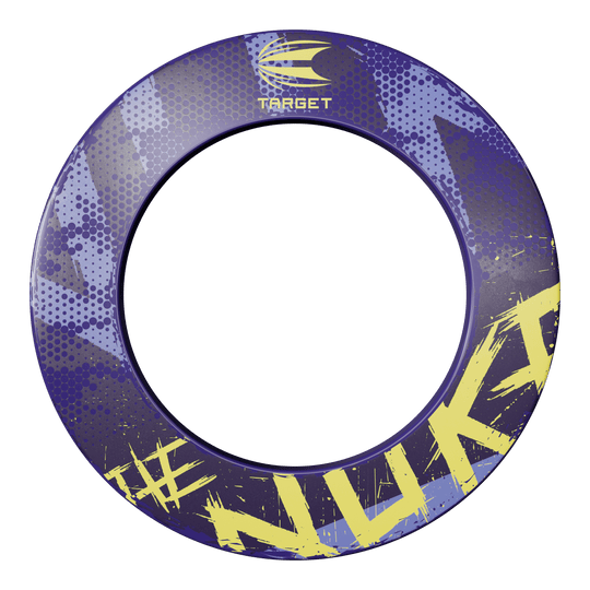 Target Luke Littler El tablero de dardos Nuke Surround Dieses Bild zeigt die Target Luke Littler The Nuke Dartboard Surround. Der Ring ist lila mit gelben und blauen Akzenten und trägt den Schriftzug "#NUKI" und das Target-Logo.