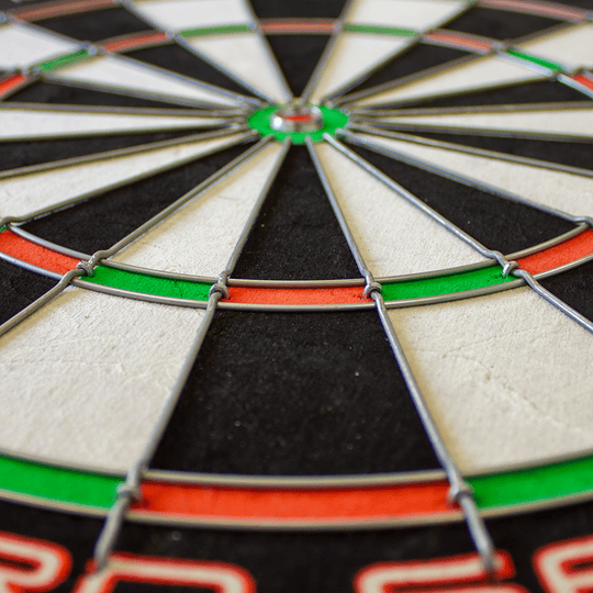 1602_Winmau_Pro_SFB_Dartboard_4 Frontalansicht des Winmau Pro SFB Dartboards. Die Spielfläche zeigt alle Nummern und Sektoren klar.