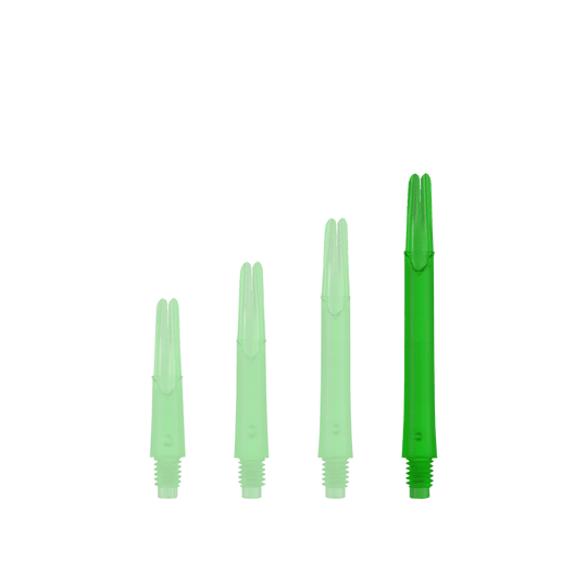 Ejes en L estilo L bloqueados rectos - Verde Auf dem Bild sind vier grüne, durchsichtige Dartschäfte in unterschiedlichen Längen zu sehen. Sie stehen nebeneinander aufrecht und haben ein Schraubgewinde am unteren Ende.