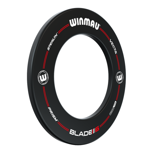 Winmau Pro-Line Blade 6 Dartboard Surround Das Bild zeigt das Produkt "Winmau Pro-Line Blade 6 Dartboard Surround". Es ist ein schwarzer Dartboard-Surround mit weißen und roten Aufdrucken.