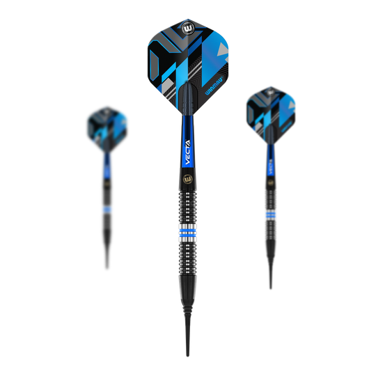 Dardos blandos Winmau Galactics - 20 g Das Bild zeigt drei Winmau Galactics Softdarts mit einem Gewicht von 20g. Die Darts haben ein modernes Design in Blau und Schwarz mit markanten Linien auf den Flights.