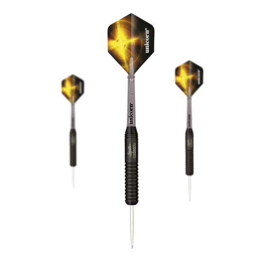 Dardos de acero Unicorn Black Brass Gary Anderson V2 Das Bild zeigt drei schwarze Steeldarts der Marke Unicorn Black Brass Gary Anderson V2. Die Flights sind schwarz mit einem gelben Lichteffekt und dem weißen Schriftzug "unicorn".