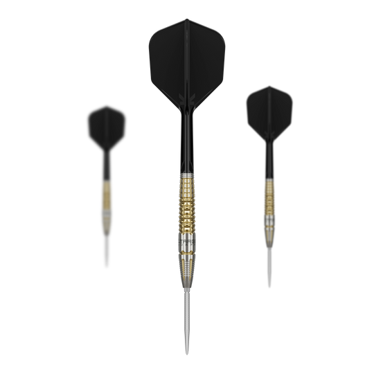 Dardos de acero Target Black Marque Warrior Swiss Point Das Bild zeigt drei Target Black Marque Warrior Swiss Point Steeldarts mit schwarzen Flights und gold-silbernen Griffen. Die Darts sind von vorne und von schräg hinten zu sehen.