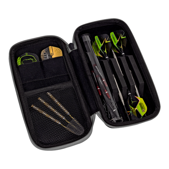 Cartera inteligente Harrows Dartcase Das Bild zeigt ein geöffnetes Dartetui mit Fächern für Dartpfeile und Zubehör. Im rechten Teil liegen drei zusammengebaute Dartpfeile, im linken Teil befinden sich Ersatzteile und weiteres Zubehör.