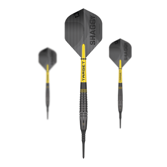Dardos Target Scott Williams Shaggy negros suaves - 20 g Das Bild zeigt drei "Target Scott Williams Shaggy Black Softdarts - 20g". Die Darts sind hauptsächlich schwarz mit gelben Akzenten und haben das Wort "TARGET" sowie "SHAGGY" auf den Flights.