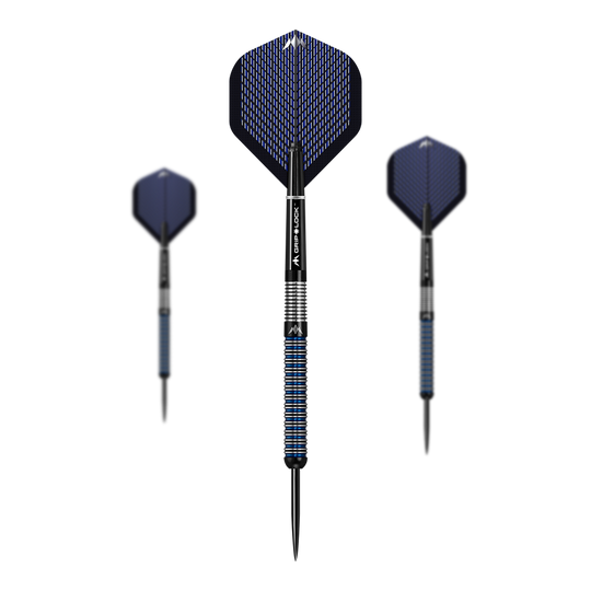 Dardos de acero Mission Nightfall Modelo 1 Das Bild zeigt drei Steeldarts des Modells "Mission Nightfall Model 1". Die Darts haben blaue Flügel und einen geriffelten, silber-blauen Schaft.