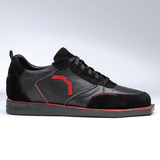 20101001-00_Triple20_Dartschuhe_Leder_Schwarz_Rot_2 Der Schuh ist ein schwarzer Leder-Dartschuh mit roten Akzenten und Nähten. Er hat eine sportliche Form und eine graue Sohle mit dem Logo "triple20".