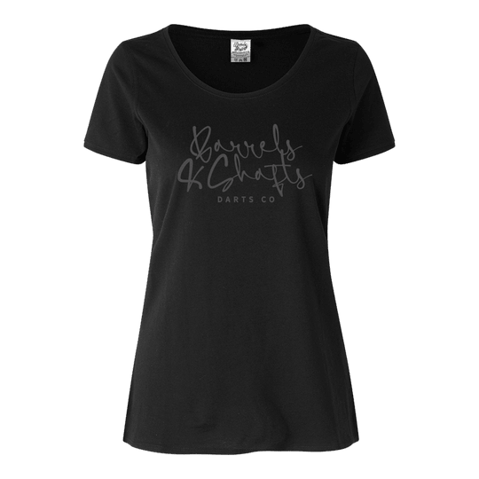 Camiseta Barriles y Ejes - Mujer - Negro Dieses Bild zeigt ein schwarzes Damen-T-Shirt mit der Aufschrift „Barrels and Shafts DARTS CO“ auf der Vorderseite. Das T-Shirt hat einen klassischen Rundhalsausschnitt und einen schlichten, modernen Stil.