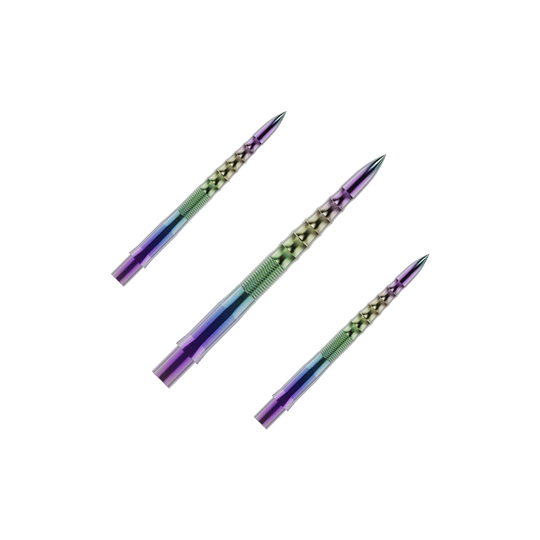 Puntas de dardos Mission Caliburn EVO - Ondulación - Coral Auf dem Bild sind drei bunte Steeldartspitzen zu sehen. Sie haben ein metallisch glänzendes, geripptes Design in verschiedenen Farben.