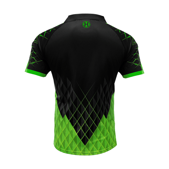 HRS-26333_Harrows_Paragon_Dartshirt_Gr-n_2 Das Bild zeigt das Harrows Paragon Dartshirt in Grün von hinten. Das Shirt hat ein modernes schwarz-grünes Design mit geometrischen Mustern.