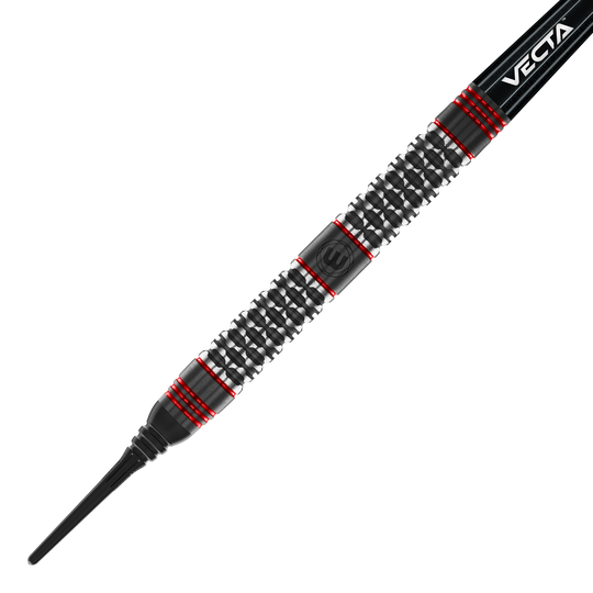 Dardos blandos Winmau Cypher - 20 g Das Bild zeigt einen Winmau Cypher Softdart mit einem Gewicht von 20g. Der Dart hat ein schwarzes und silbernes Design mit roten Akzenten und einer strukturierten Griffzone.
