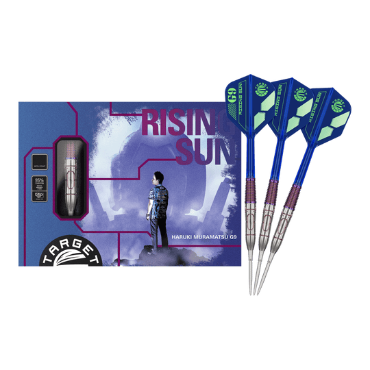 Dardos de acero Target Japan Haruki Muramatsu Rising Sun GEN9 - 23 g Das Bild zeigt das Produkt „Target Japan Haruki Muramatsu Rising Sun GEN9 Steeldarts - 23g“. Auf der Verpackung ist eine Person abgebildet, daneben sind drei blaue Steeldarts zu sehen.