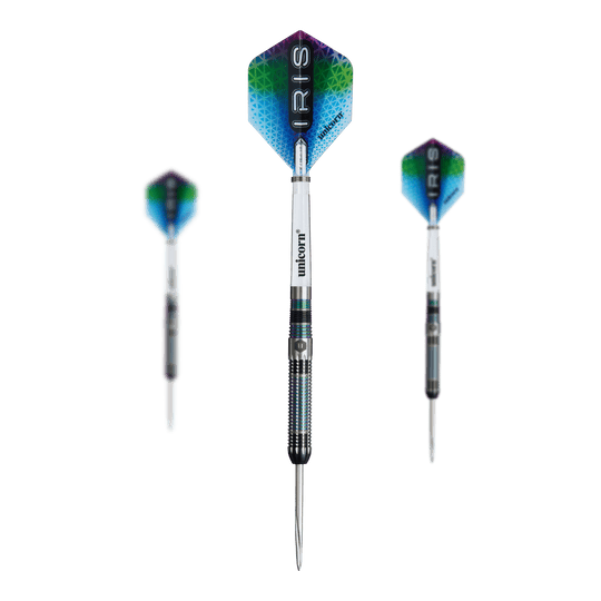 Dardos de acero Unicorn Iris Das Bild zeigt drei Unicorn Iris Steeldarts mit bunten Flights und silbernen Spitzen. Die Darts sind in verschiedenen Perspektiven angeordnet, mit einem Dart im Vordergrund und zwei im Hintergrund.