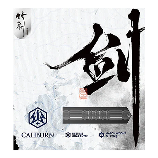 Dardos de acero Caliburn Sword S2 Das Bild zeigt die Caliburn Sword S2 Steeldarts Verpackung mit asiatischer Kalligraphie im Hintergrund. Unten sind das Produktlogo, eine Produktabbildung und Hinweise zur Garantie und dem Gewicht zu sehen.