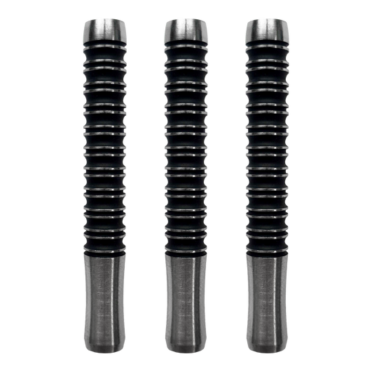 Barriles de dardos blandos McDart Super Grip 3 - 18 g Das Bild zeigt drei McDart Super Grip 3 Softdart-Barrels mit einem Gewicht von 18g. Die Dart-Barrels sind schwarz mit silbernen Enden und haben ein gerilltes Design für besseren Halt.