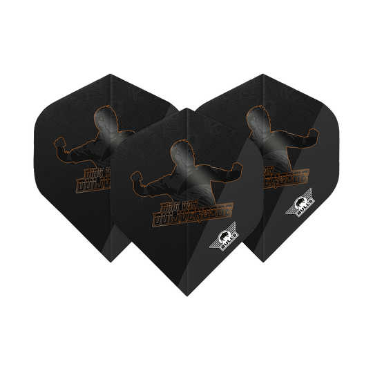 Bulls NL Player 100 Dirk Van Duijvenbode Edición 2 No2 Vuelos estándar Das Bild zeigt drei schwarze Dart Flights mit dem Aufdruck "Dirk Van Duijvenbode" und einer Silhouette. In der Ecke ist das weiße Bulls NL-Logo zu sehen.