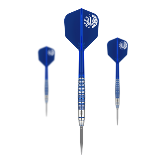 Dardos de acero Target Japan Toru Suzuki Sereno GEN1 Swiss Point - 21 g Das Bild zeigt drei Steeldarts mit blauen Flügeln und silber-blauen Schäften. Es handelt sich um das Produkt "Target Japan Toru Suzuki Sereno GEN1 Swiss Point Steeldarts - 21g".