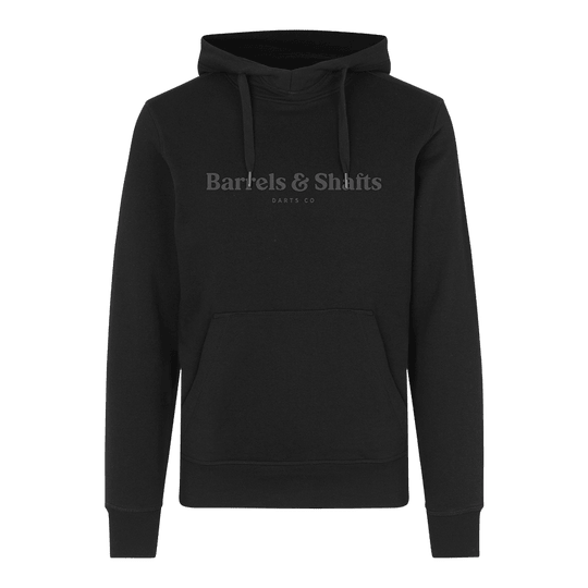 Sudadera con capucha Barrels and Shafts - Negro Der abgebildete Hoodie ist schwarz und trägt vorne den Aufdruck "Barrels & Shafts Darts Co". Er hat eine Kapuze mit Kordelzug und eine große Kängurutasche.