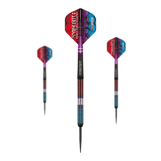 Dardos de acero Red Dragon Peter Wright Snakebite Spirit Das Bild zeigt drei bunte Steeldarts mit auffälligem Schlangenmuster auf den Flights. Die Darts haben metallische Spitzen und sind mit den Farben Rot, Blau und Lila gestaltet.