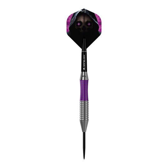 Dardos Mission Phantom de latón y acero - 22 g Das Bild zeigt den Mission Phantom Brass Steeldart mit einem Gewicht von 22 Gramm. Der Dart hat ein auffälliges Design mit violetten und silbernen Elementen sowie einer Flight-Grafik eines Totenkopfs mit Kapuze.