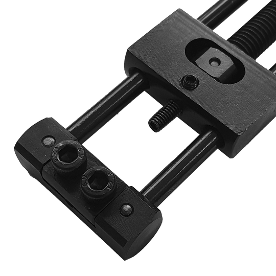 Designa Dart Repointer Black Pro Edition - Cambiador de puntas Designa Dart Repointer Black Pro Edition - Spitzenwechsler ist ein Tool zum Wechseln von Dartspitzen. Das Bild zeigt das Produkt aus schwarzem Material.