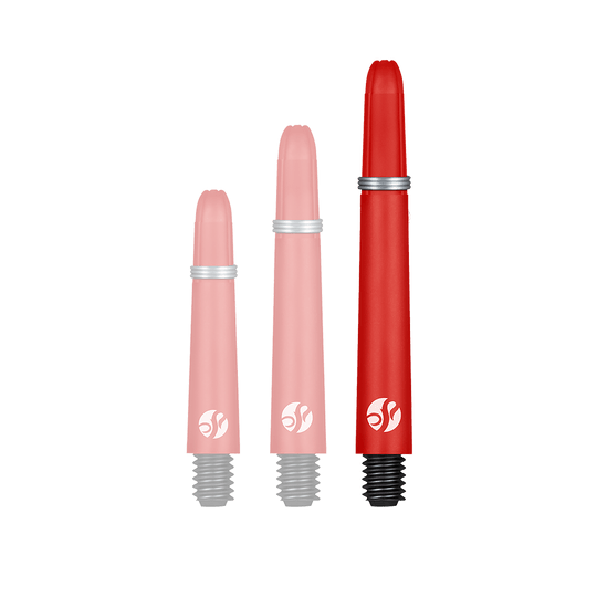 Flechas de carbono Shot Koi - Rojo Auf dem Bild sind drei rote Dartschäfte in verschiedenen Längen zu sehen. Sie haben schwarze Gewinde und einen silbernen Ring in der Mitte.