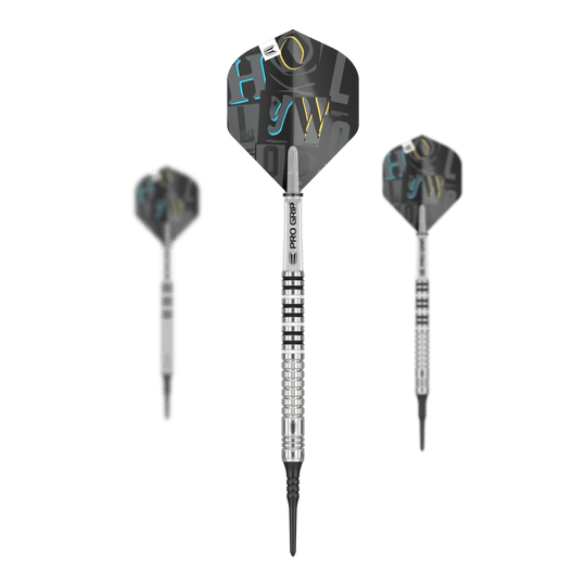 Target Chris Dobey GEN1 Softdarts - 19g Das Bild zeigt drei Softdarts des Modells „Target Chris Dobey GEN1“ mit einem Gewicht von 19 Gramm. Die Darts haben silberne, gerillte Barrels und schwarze Flights mit buntem Aufdruck.