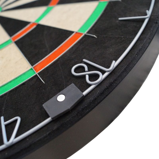 Juego de dardos Karella BullOut que incluye 2 juegos de dardos de acero. Das Bild zeigt das Karella Dartboard BullOut Set inklusive zwei Sätzen Steeldarts. Dieses Set ist ideal für Dartspieler und enthält alles, was für den Start benötigt wird.